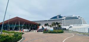 een cruiseschip is geparkeerd op een parkeerplaats bij The Waves, 302 Quayside Point Waterfront in Durban