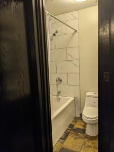 La salle de bains est pourvue de toilettes, d'une baignoire et d'un lavabo. dans l'établissement The Grotto, à Canmore