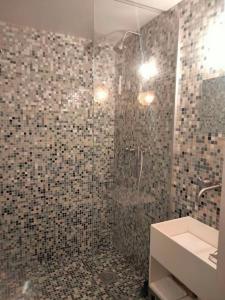 bagno con doccia e lavandino di quiet and very central apartment a Parigi