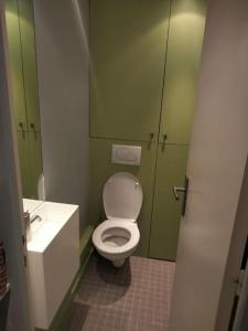 un piccolo bagno con servizi igienici e lavandino di quiet and very central apartment a Parigi