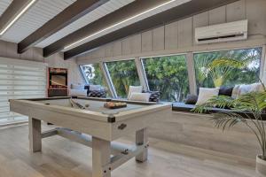 Biliardový stôl v ubytovaní Stunning 2 Story Villa with Pool