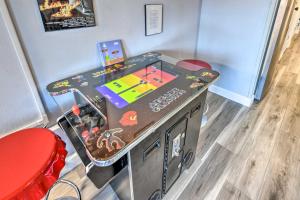 un tavolo con un videogioco in una stanza di Beachfront Corpus Christi Condo with Arcade Room! a Corpus Christi