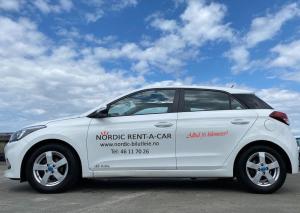 een witte auto geparkeerd op een parkeerplaats bij Sentral leilighet med 3 soverom in Harstad