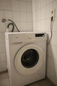 a washing machine in a corner of a room at Sentral leilighet med 3 soverom in Harstad