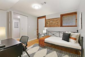 Ruang duduk di Charming 2BR Apt in the Heart of Chicago - Barry GB