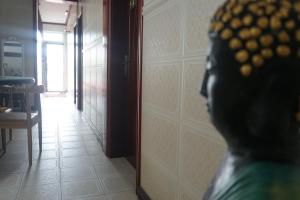głowa osoby w pokoju z korytarzem w obiekcie Happy Ours Guesthouse w mieście Curepipe