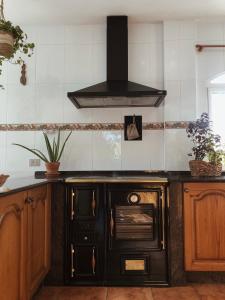 uma cozinha com uma placa de fogão preta em Casa rural Raiceira 