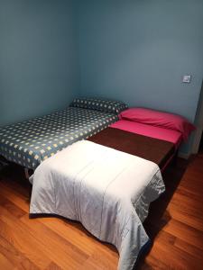 two beds sitting next to each other in a room at Habitación privada en casa particular in Albacete