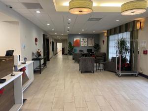 lobby szpitala z krzesłami i poczekalnią w obiekcie Holiday Inn Express Hotel & Suites Hermosa Beach, an IHG Hotel w mieście Hermosa Beach