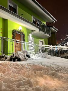 アオスタにあるVilla Serenaの建物前積雪