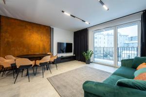 sala de estar con sofá verde y mesa en Luxury Copper Apartment II en Lodz