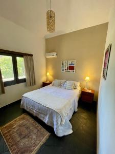 ein Schlafzimmer mit einem Bett, zwei Lampen und einem Fenster in der Unterkunft 41 Hostel in Punta del Este