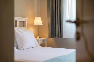 A bed or beds in a room at Lagonisi luxurious residence Nelly's Jacuzzi house