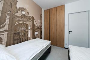 sypialnia z 2 łóżkami i obrazem na ścianie w obiekcie Luxury Copper Apartment II w Łodzi