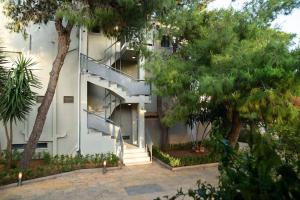 A garden outside Lagonisi luxurious residence Nelly's Jacuzzi house