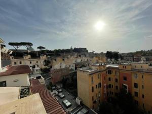 uma vista aérea de uma cidade com edifícios em HomeHouse Candia - Vatican Attic em Roma