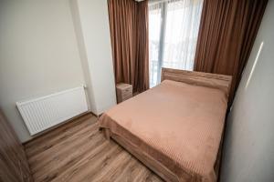 Un pat sau paturi într-o cameră la Bakuriani M25 Bakuriani 408