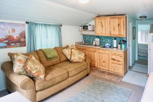 ein Wohnzimmer mit einem Sofa und einer Küche in der Unterkunft Treasure Island Beach Retreat Sleeps Up To 8 in St Pete Beach