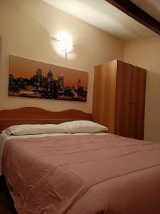 um quarto com uma cama e um armário de madeira em Deattellis House Casa vacanza em Campobasso