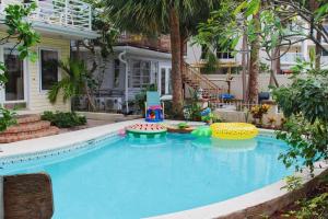 ein Schwimmbad mit zwei aufblasbaren Bällen in einem Haus in der Unterkunft Treasure Island Beach Retreat Sleeps Up To 9 in St Pete Beach