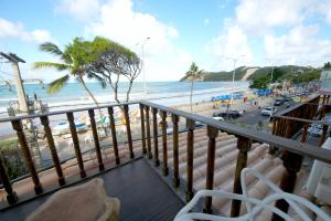 balcón con vistas a la playa en Sol Nascente Hotel Pousada Beira Mar, en Natal