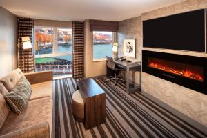 A seating area at Silver Cloud Hotel Tacoma Waterfront