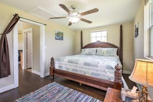um quarto com uma cama e uma ventoinha de tecto em Tranquil Plantersville Cabin Farm Animals On-Site em Magnolia