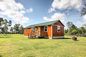 uma pequena casa no meio de um campo em Tranquil Plantersville Cabin Farm Animals On-Site em Magnolia