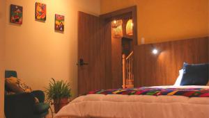 Postel nebo postele na pokoji v ubytování Hotel Inti Quito