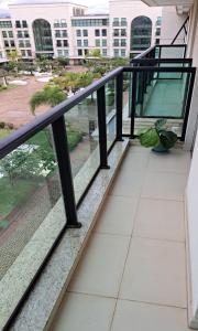 balcón con barandilla negra y vistas a un edificio en Apart Hotel - Park Sul, en Brasilia
