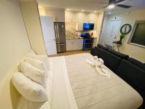 una camera con un grande letto con cuscini bianchi di Pass a grille Gulf Way Beachfront 13 a St Pete Beach