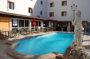 Bazén v ubytování Hotel Raxa nebo v jeho okolí