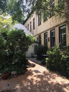 a house with a garden and a building at City-Apartment in Krefeld - BEUYS Apartments - Krefeld in Krefeld
