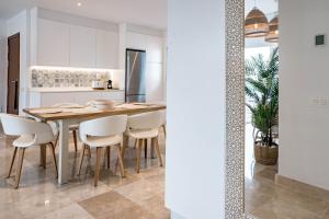 eine Küche und ein Esszimmer mit einem Tisch und Stühlen in der Unterkunft PA18- El Paraiso Estepona by Roomservices in Estepona