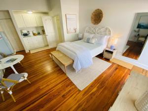 um quarto com uma cama e piso em madeira em La Tortuga Historic Pass A Grille St Pete Beach 7 em St. Pete Beach