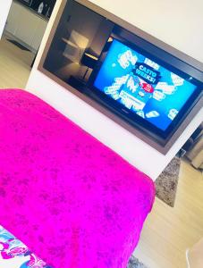 a red couch sitting in front of a tv at City Centre Platinum Towers Apartment in Warsaw