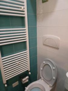 een badkamer met toilet met deksel bij La Torre B&B in Avellino