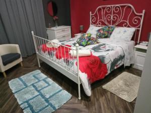 La Torre B&B في أفيلينو: غرفة نوم مع سرير أبيض مع اللوح الأمامي الأحمر