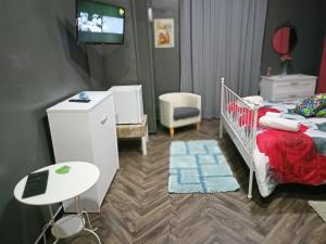 een slaapkamer met een bed en een tv aan de muur bij La Torre B&B in Avellino