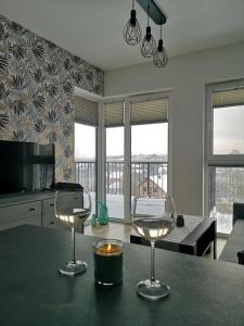 uma sala de estar com dois copos de vinho numa mesa em Apartament dla Ciebie em Lańcut