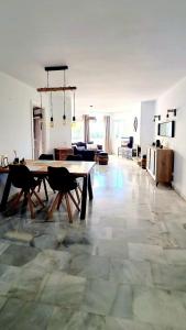 een grote woonkamer met een tafel en stoelen bij Mijas Holiday in Fuengirola