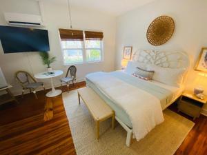 Postel nebo postele na pokoji v ubytování La Tortuga Historic Pass A Grille St Pete Beach 19 + 42 fotografií