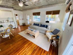 Posezení v ubytování La Tortuga Historic Pass A Grille St Pete Beach 19