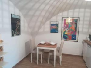 une salle à manger avec une table et quatre tableaux dans l'établissement Quintino Sella 175 Foresteria Matisse, à Bari