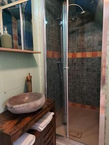 La salle de bains est pourvue d'un lavabo en pierre et d'une douche. dans l'établissement Quintino Sella 175 Foresteria Matisse, à Bari