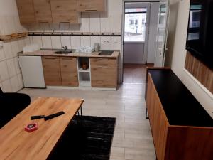cocina con mesa de madera en una habitación en Apartman San en Brčko