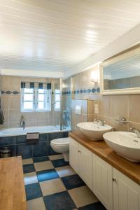 a bathroom with two sinks and a tub at Ferienhaus Strandgut in Oevenum