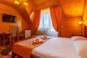 ein Schlafzimmer mit einem Bett in einem Holzzimmer in der Unterkunft Villa Nikoletta in Bukowel