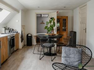 uma cozinha com mesa e cadeiras num quarto em de Zeelberg em Valkenswaard