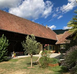 zewnętrzny widok na dom z dachem w obiekcie Gîte du Hibou - jolie dépendance sur verger w mieście Muhlbach-sur-Munster